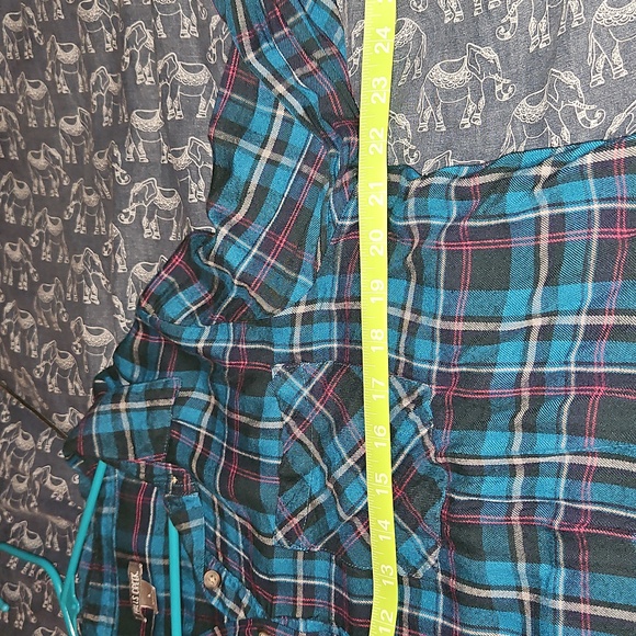 Tunic-style half-button plaid flannel - Picture 5 of 6